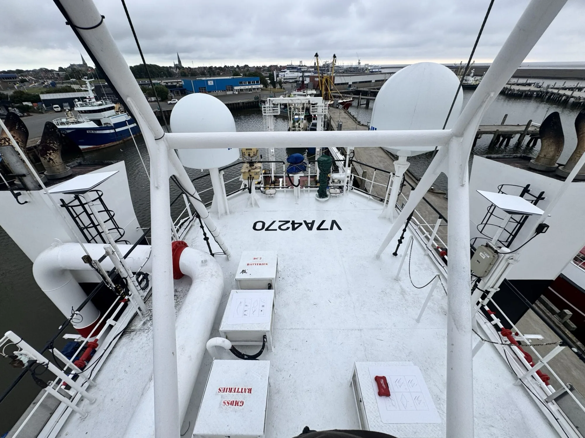 Hybrid maritime connectivity showing a smart ship using Starlink, OneWeb, and VSAT satellite systems for global internet redundancy
