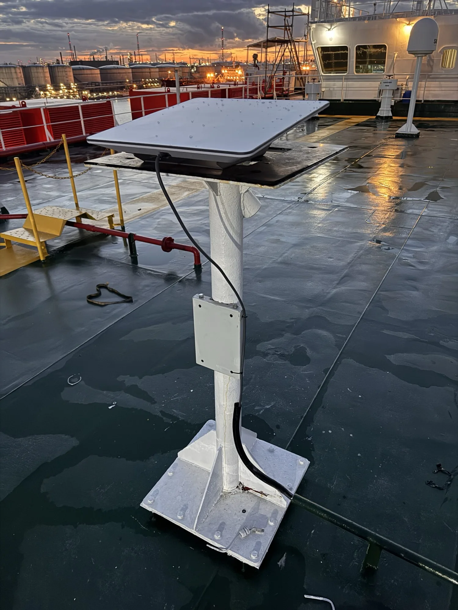 kvh v7 vsat starlink installation antwerp hybrid geo leo satellite connectivity vessel