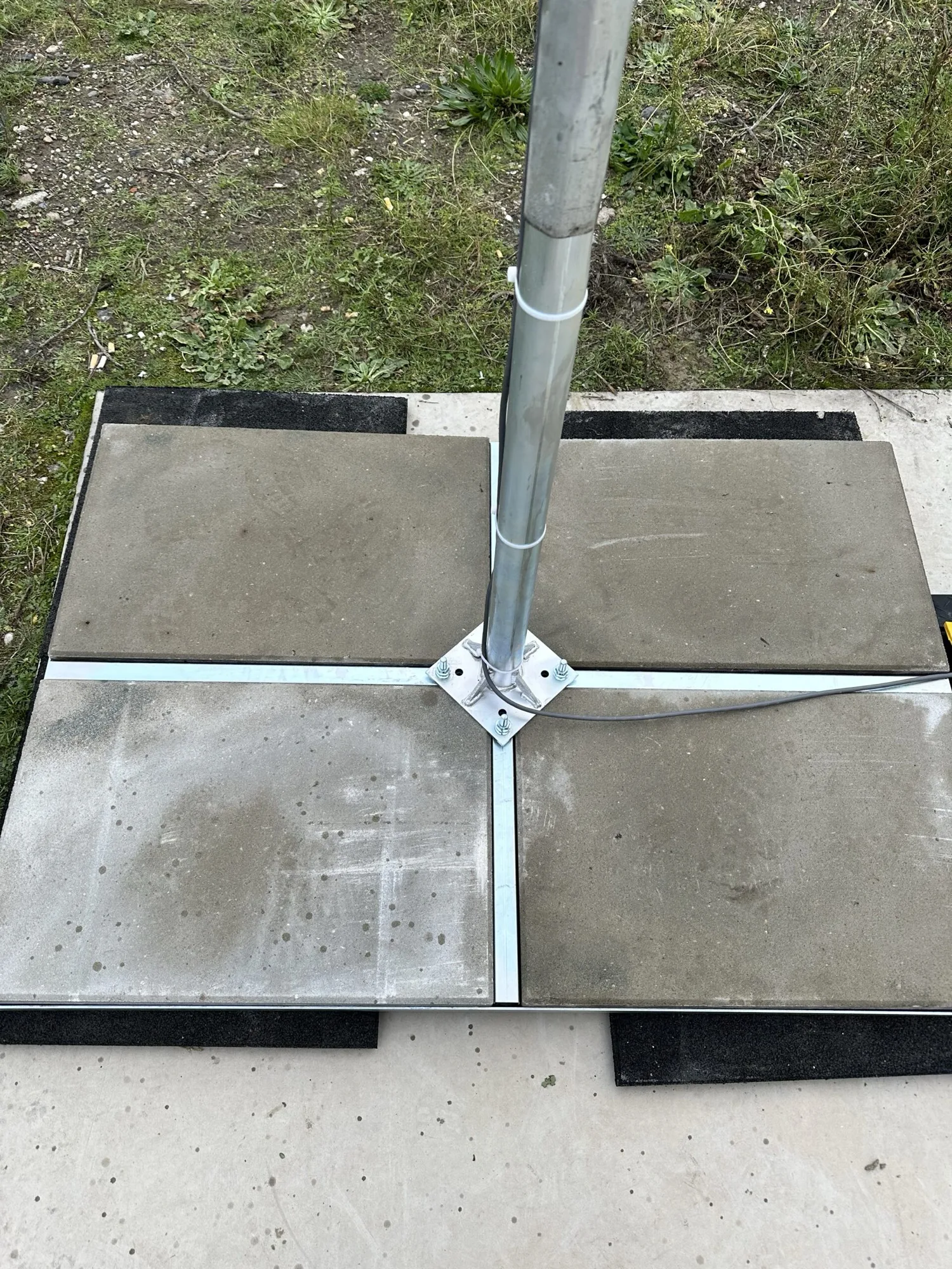 Starlink Standard antenna mounted with Blueqon tile foot