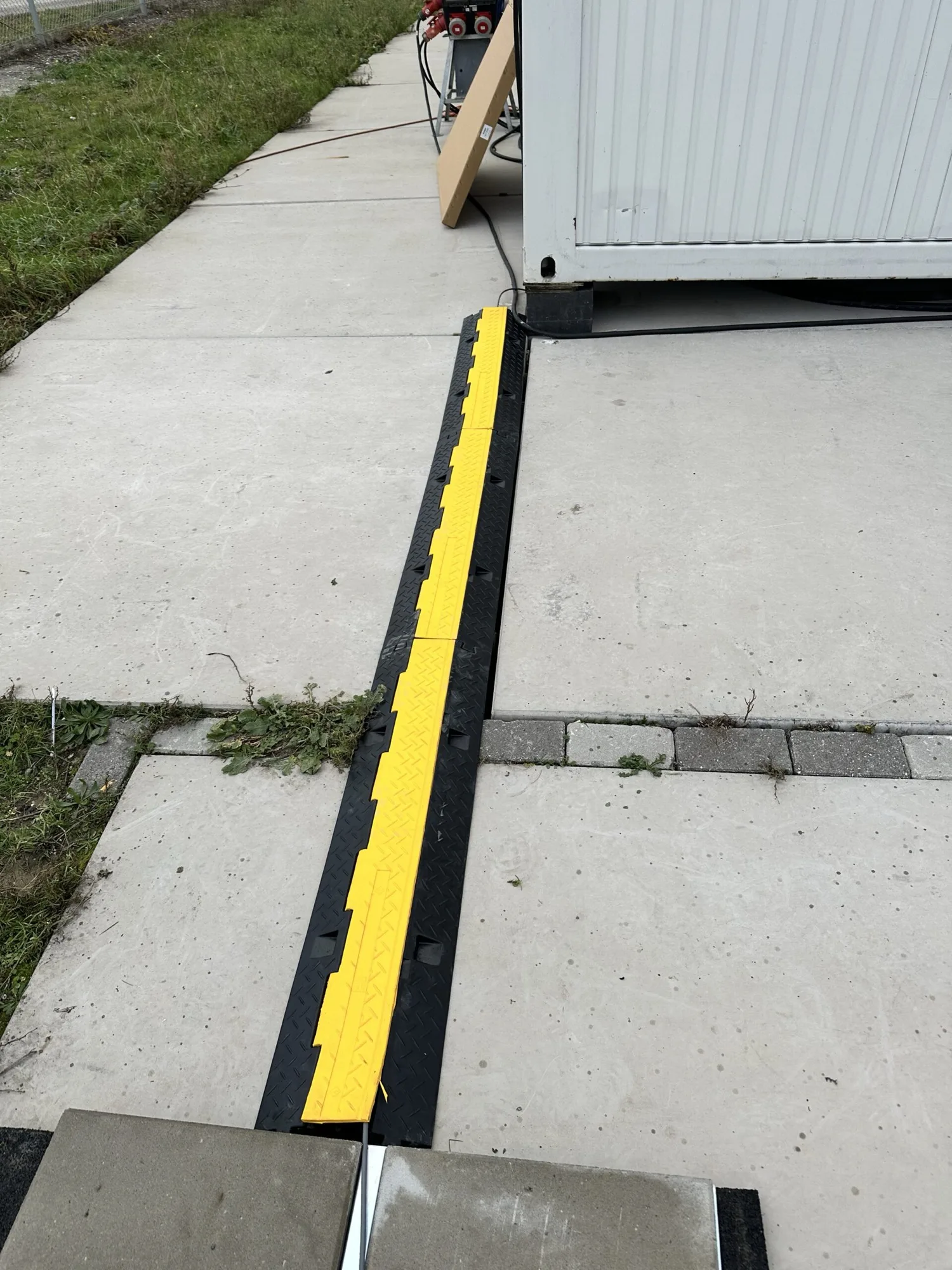 Starlink Standard antenna mounted with Blueqon tile foot