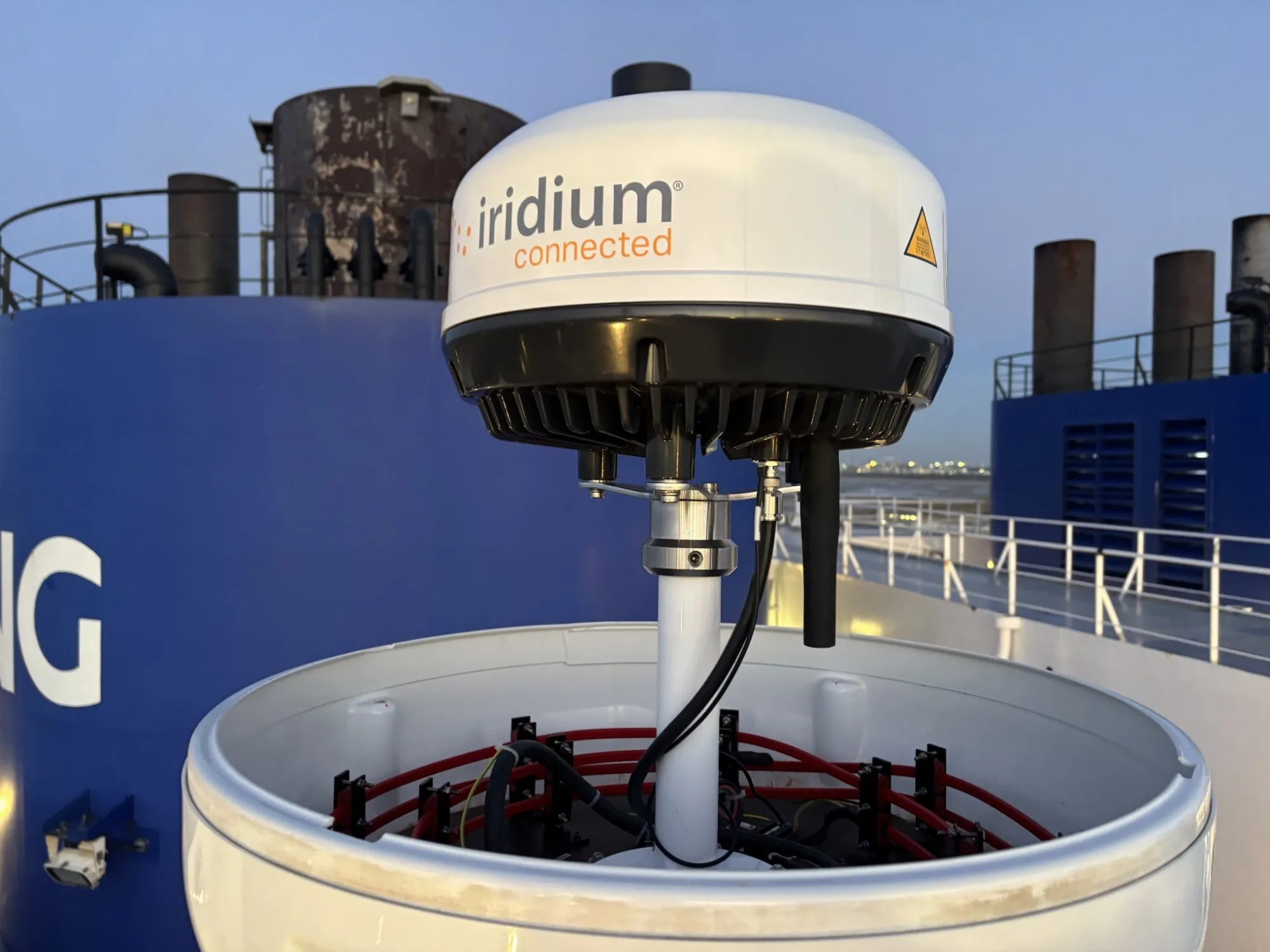 New Iridium Certus antenna installed on the existing mast of an LNG carrier in Antwerp