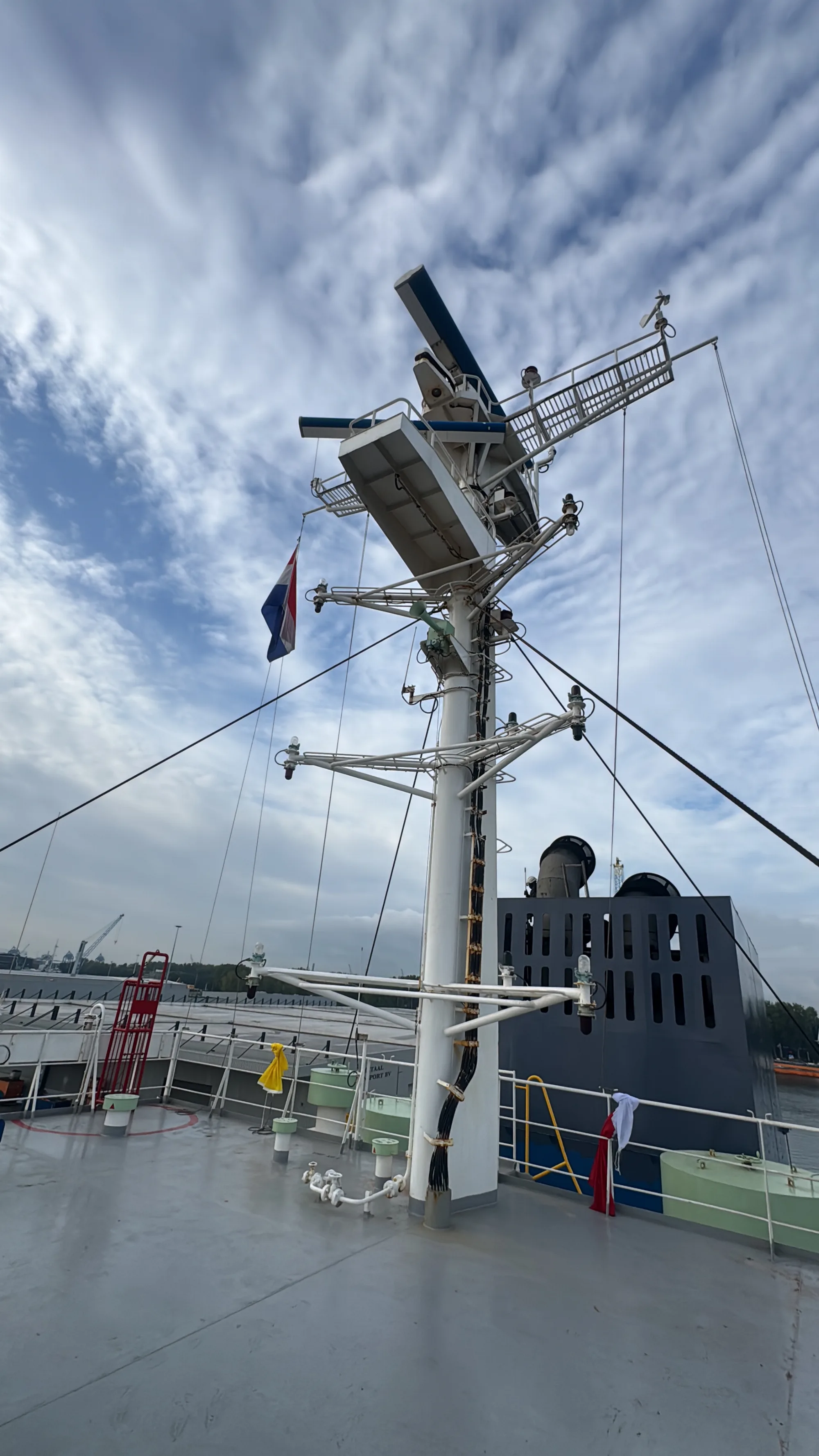 Tanker mast prepared for the new OneWeb antenna